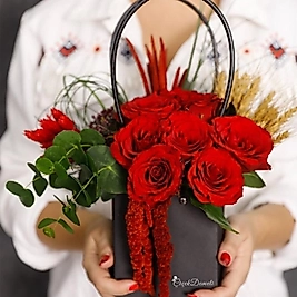 Siyah Kraft Çantada 10 Kırmızı Güller