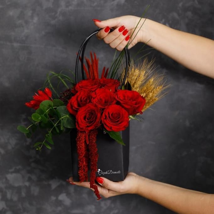 Siyah Kraft Çantada 10 Kırmızı Güller